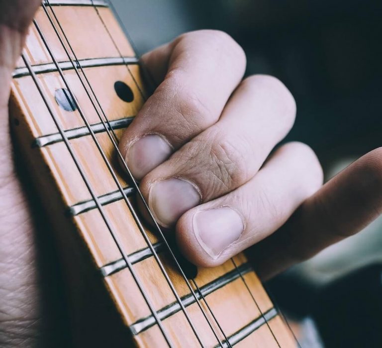 Read more about the article שיעור ראשון בגיטרה